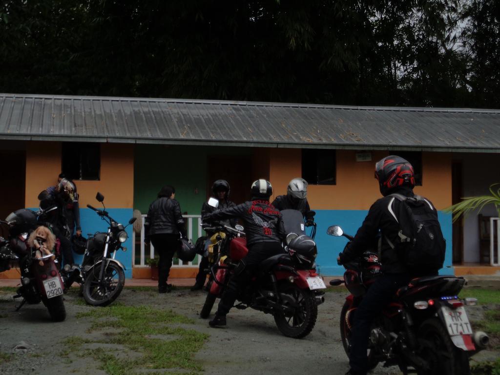 Hotel Hostal Henrry'S Mindo Exterior foto